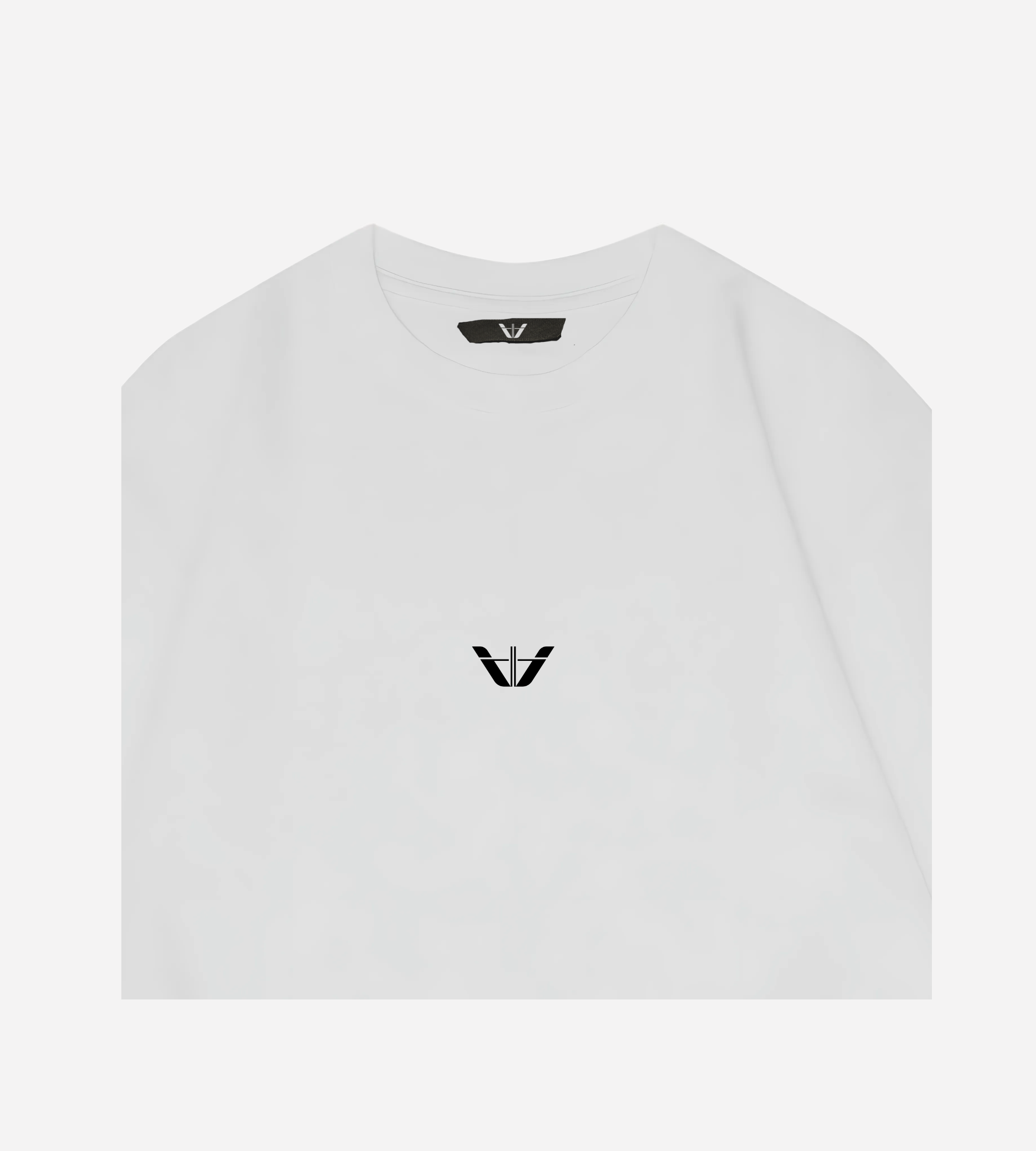 Close up view of Signature White Oversize T-Shirt with middle Verso Parnell logo

https://versoparnell.com/